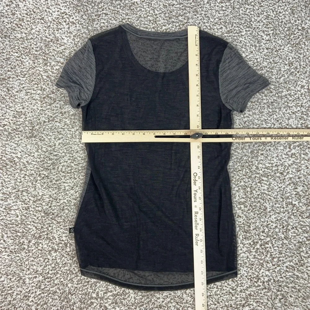 Lululemon Shirt Womens Small Gray Short Sleeve Crew Neck Lightweight Yoga Gym‎